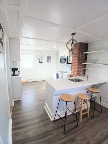 Bright 3 bedroom located in the heart of OOB