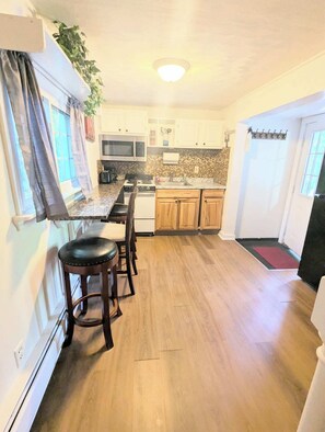 Private kitchen - 2 BD, pet friendly, 10 min to Pier Parking for 3 (Old Orchard Beach)