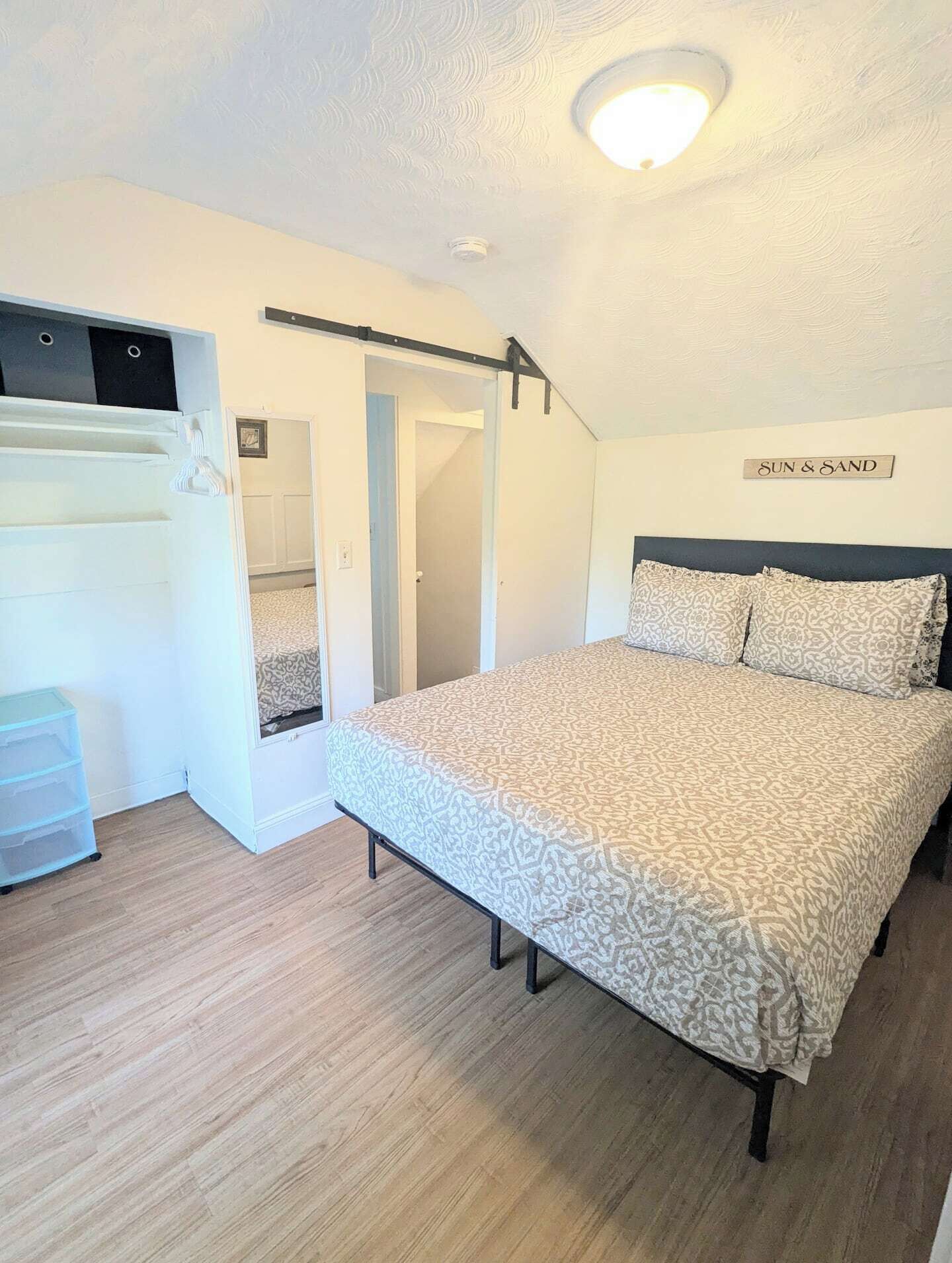 3 bedrooms, iron/ironing board, WiFi, bed sheets