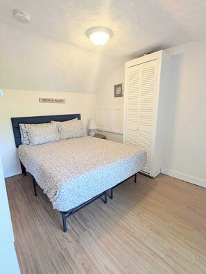 3 bedrooms, iron/ironing board, free WiFi, bed sheets - 2 BD, pet friendly, 10 min to Pier Parking for 3 (Old Orchard Beach)
