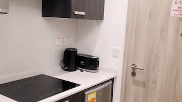 Suite estudio Confort, balcón, vistas a la ciudad | Cocina privada | Frigorífico, microondas, horno y placa de cocina