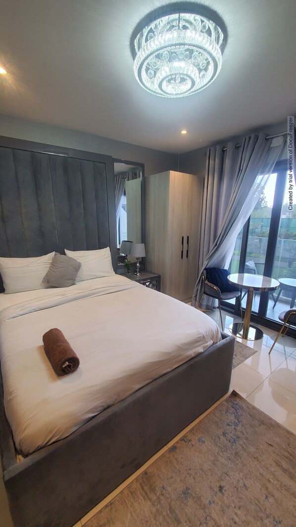 Suite estudio Confort, balcón, vista a la ciudad | Cortinas blackout, tabla de planchar con plancha y wifi gratis