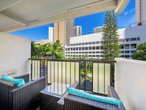 Property grounds - Walk to the Beach! Modern 3Bed, 2Bath w/ AC, 1 Free Parking, and More! (Honolulu)