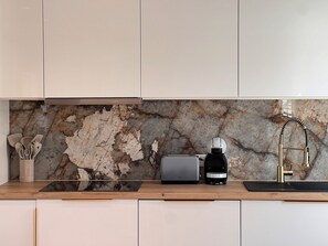 Réfrigérateur, micro-ondes, four, plaque de cuisson