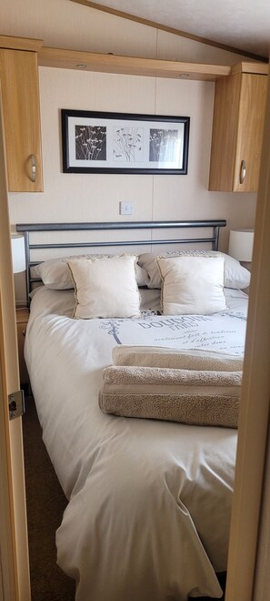 3 bedrooms, iron/ironing board, travel crib, bed sheets