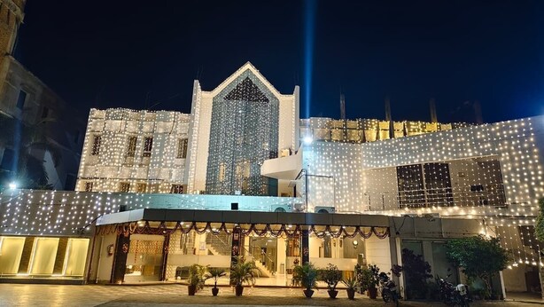 A hotel with a central atrium, multiple floors, and a modern design. - Hotel The Siwan International (Siwan)