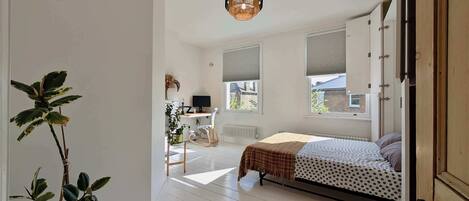 3 habitaciones, escritorio, tabla de planchar con plancha y wifi