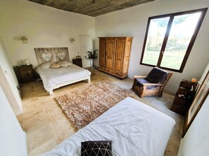 6 bedrooms, iron/ironing board, WiFi, bed sheets
