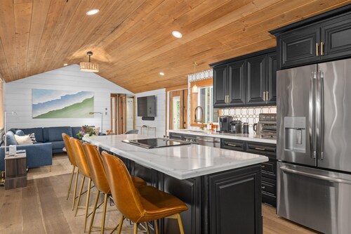 House of Joy-Sleeps 12