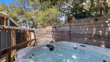 Tina de hidromasaje al aire libre