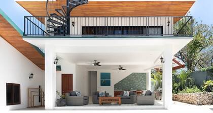CASA DOS COCOS | 4 BR HOME, WALK TO BEACH & SURF!