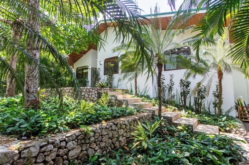 Casa Dos Cocos | 4 BR Home, walk to beach & surf!
