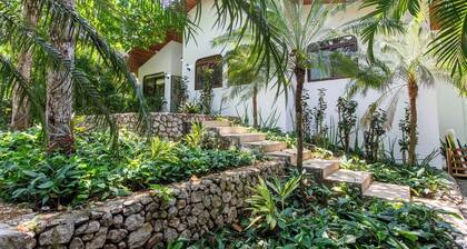 Casa Dos Cocos | 4 BR Home, walk to beach & surf!
