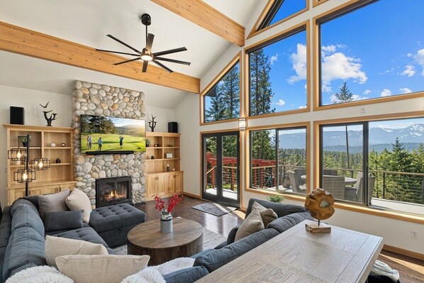 Téléviseur connecté, foyer, jeux vidéo, table de baby-foot