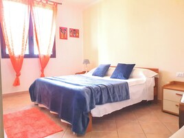 舒适公寓, 山景 | 1 多间卧室、记忆海绵床垫、遮光窗帘、熨斗/熨衣板