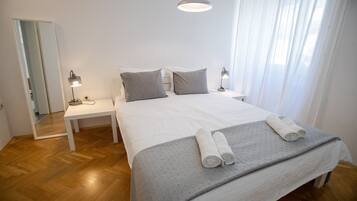 1 dormitorio, caja fuerte, escritorio y tabla de planchar con plancha
