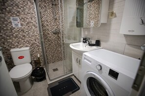 Free toiletries, hair dryer, slippers, towels - Balcony Parking City Center APT in Ohrid Near Lake (Ohrid)