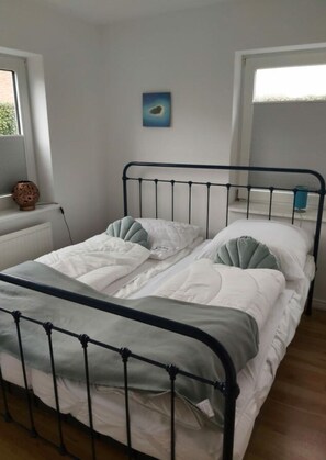 House | 1 bedroom, individually furnished, bed sheets - Holiday Apartment 2 With Terrace, Lutje Gaadt (Sylt)