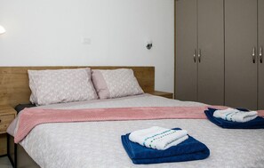 1 habitación, tabla de planchar con plancha y cuna de viaje 