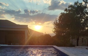 A swimming pool with a mountain in the background and a clear sky. - Cozy home in Podosoje (Podosoje)