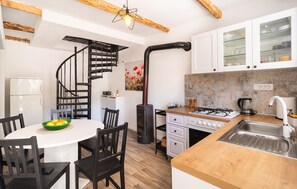 Fridge, oven, stovetop, coffee/tea maker