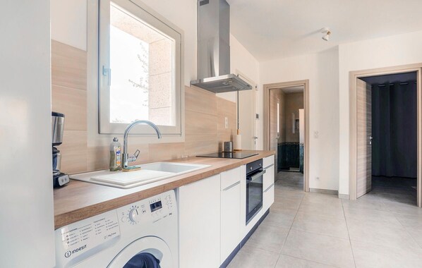 Kühlschrank, Ofen, Geschirrspüler, Wasserkocher mit Kaffee-/Teezubehör