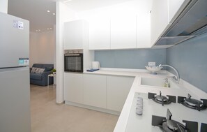 Refrigerador, microondas, placa de cocina, lavavajillas