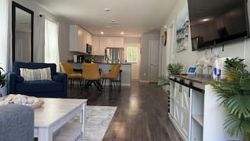 Una Smart TV, una chimenea, una mesa de tenis de mesa