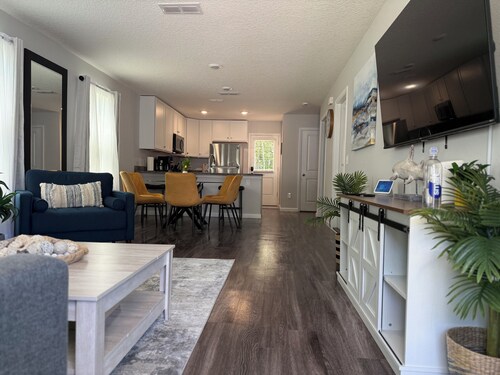 Charming 3-bedroom house with soaking pool game room,in peaceful St. Augustine