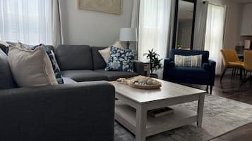 Una Smart TV, una chimenea, una mesa de tenis de mesa