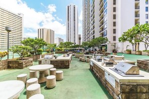 Outdoor dining - 6FL Renovated Waikiki Suite, Near Beach + Parking (Honolulu)