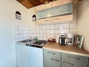 Kjøleskap, ovn, kokeplater og kaffetrakter/tekoker