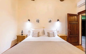 Espacio para trabajar con laptop y tabla de planchar con plancha