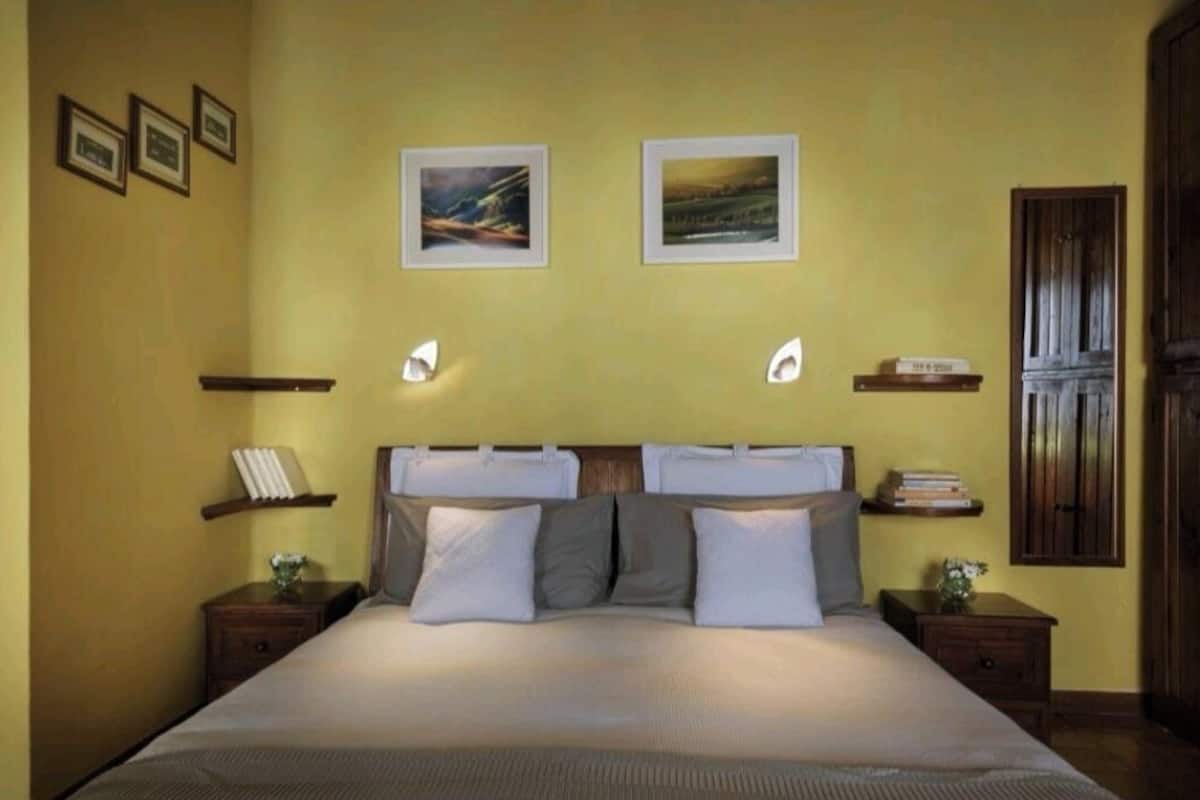Apartament | Espai de treball apte per a portàtils i planxa i posts de planxar 