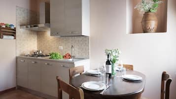 Casa Olivieri, vista città, 1 piano senza ascensore | Cocina privada | Refrigerador, microondas, parrilla de estufa y tetera eléctrica