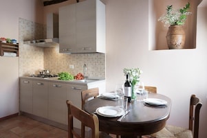 Casa Olivieri, vista città, 1 piano senza ascensore | Private kitchen | Fridge, microwave, stovetop, electric kettle