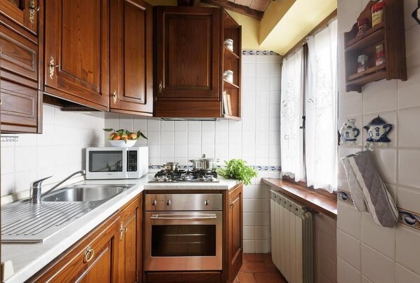 Casa Gioia, vista città, 2 piano senza ascensore | Cocina privada | Refrigerador, microondas, parrilla de estufa y utensilios de cocina 