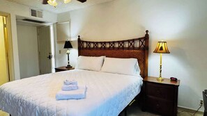 Iron/ironing board, WiFi, bed sheets - Cozy studio at Bay Tree, Little River (Little River)