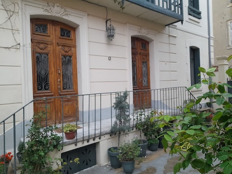 Exterior detail. A house of character, decorated with care, offering a warm and refined setting.