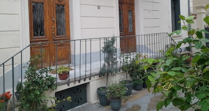 A house of character, decorated with care, offering a warm and refined setting.