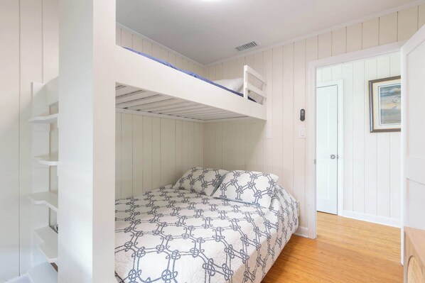 3 bedrooms, desk, iron/ironing board, WiFi