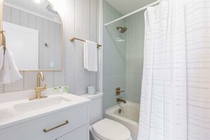 Shower, towels, shampoo - Newly Renovated Oceanfront Cottage (Nags Head)