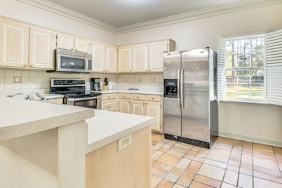 6 Mi to Dtwn Albany: Convenient Home w/ Patio