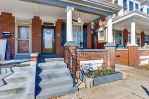 Interior - 2 Mi to Dtwn: Harrisburg Escape w/ Furnished Deck! (Harrisburg)