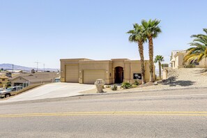 House (4 Bedrooms) | Interior - Lake View & Games: Spacious Oasis in Lake Havasu! (Lake Havasu City)