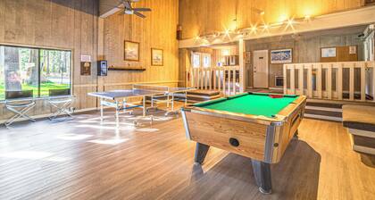 Walk to Shops & Eats: Mammoth Lakes Condo w/ Pool