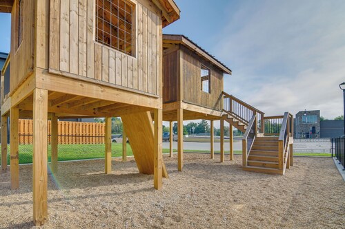 Walk to Branson Landing: Condo w/ Resort Amenities