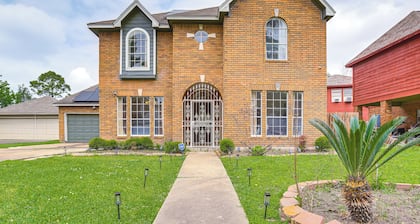 Home 7 Mi to Energy Corridor: Remote-work Ready!