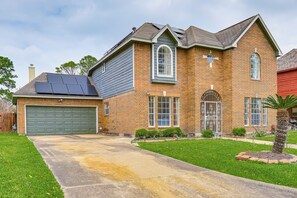 Interior - Home 7 Mi to Energy Corridor: Remote-work Ready! (Houston)
