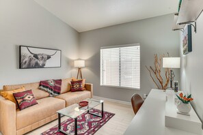 House (2 Bedrooms) | Interior - Comfortable & Contemporary Home in Tucson (Tucson)